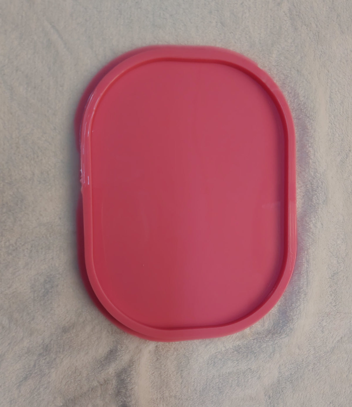 Flat oval silicone mold with smooth, curved edges, suitable for making large coasters, small jewelry trays, or flat decorative pieces. Length: 20 cm. Width: 15 cm. Depth: 8 mm