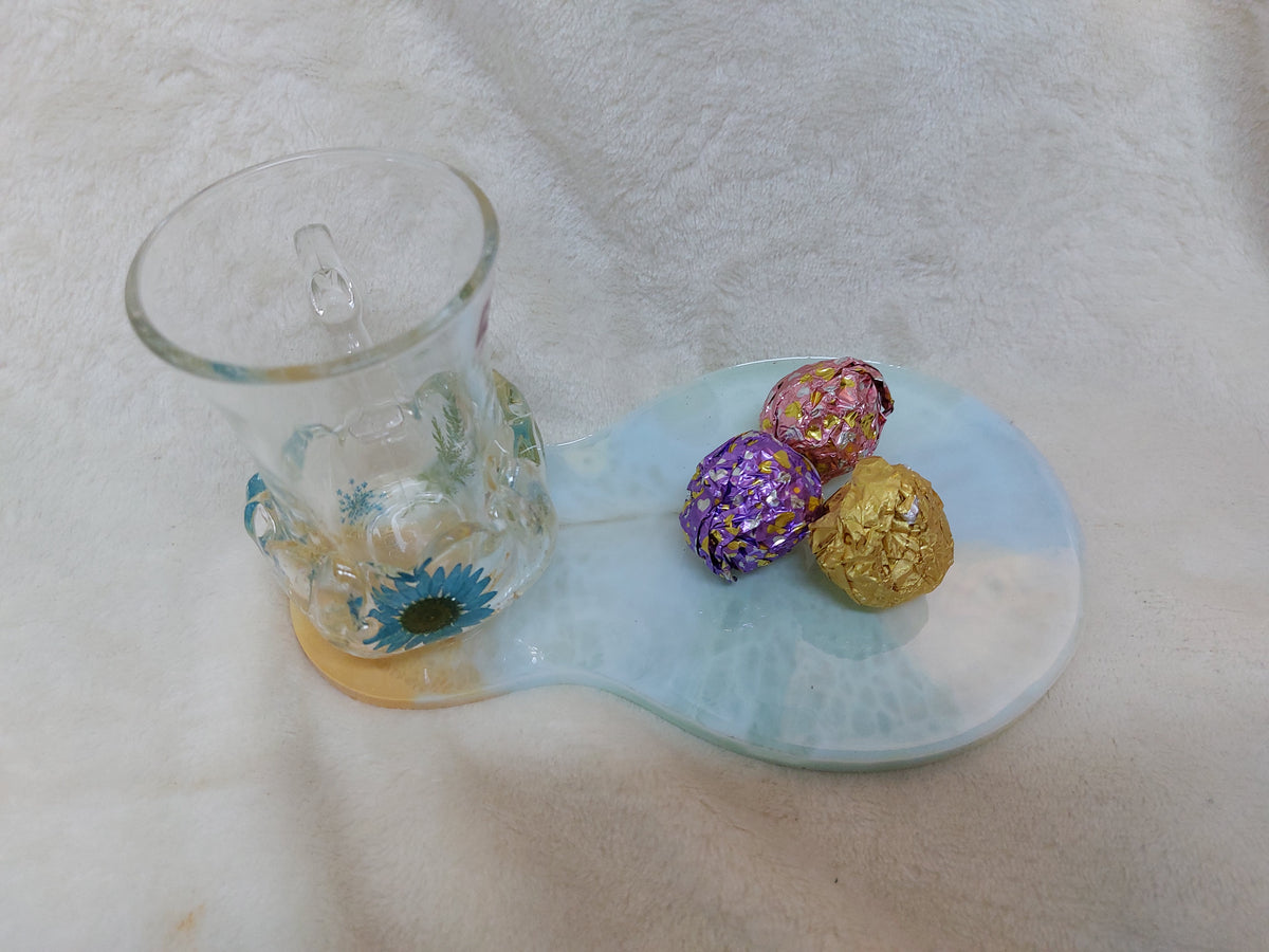 A streamlined silicone mold shaped like the number 8 or a pear, ideal for crafts such as casting resin, pottery, or plaster. Total length 20 cm, depth 8 mm.