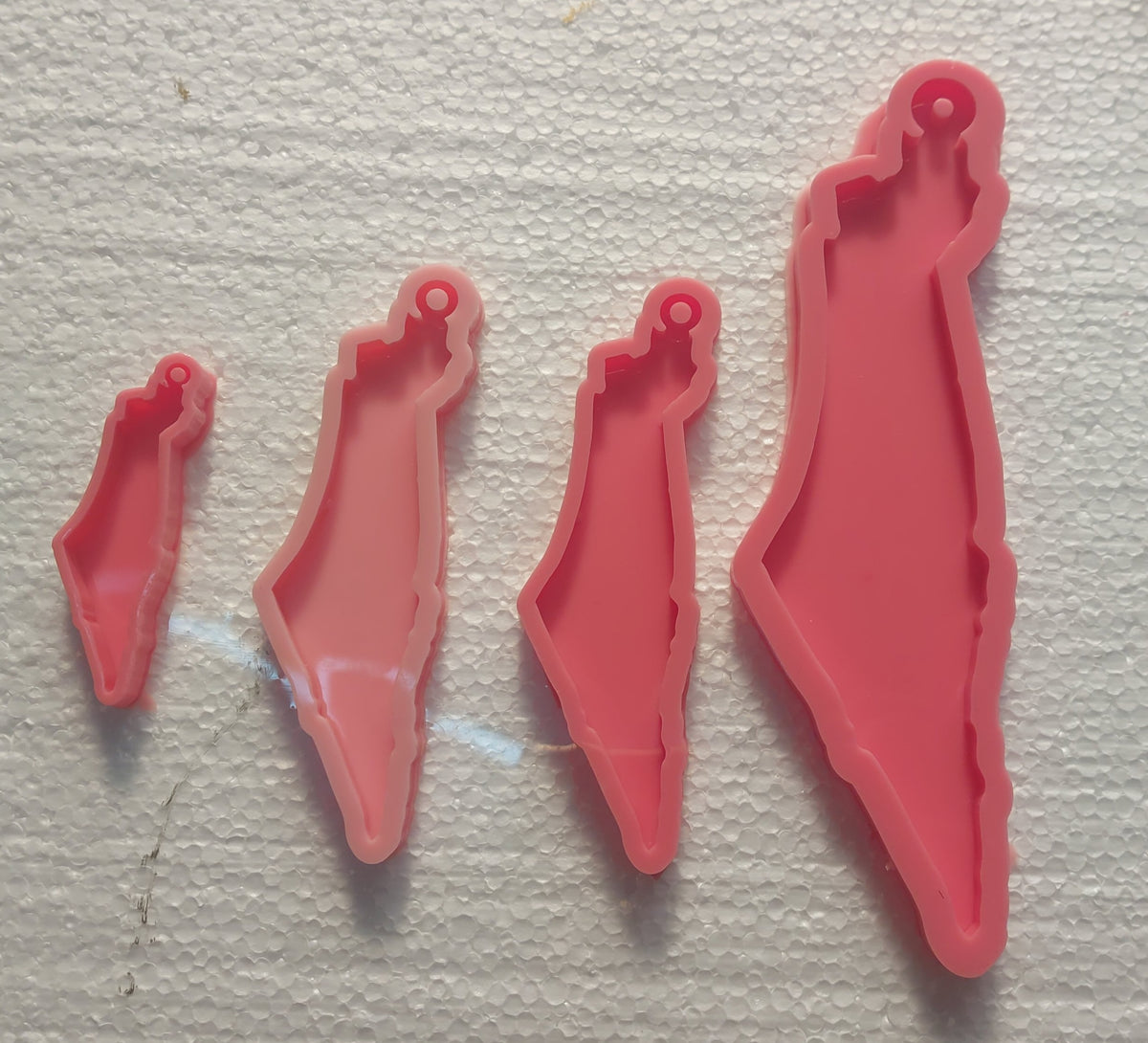A silicone mold designed in the shape of a map of Palestine with its well-known and accurate borders. Perfect for making party favors. The mold's clear, sharp edges ensure a professional-looking finish. Available in four sizes
