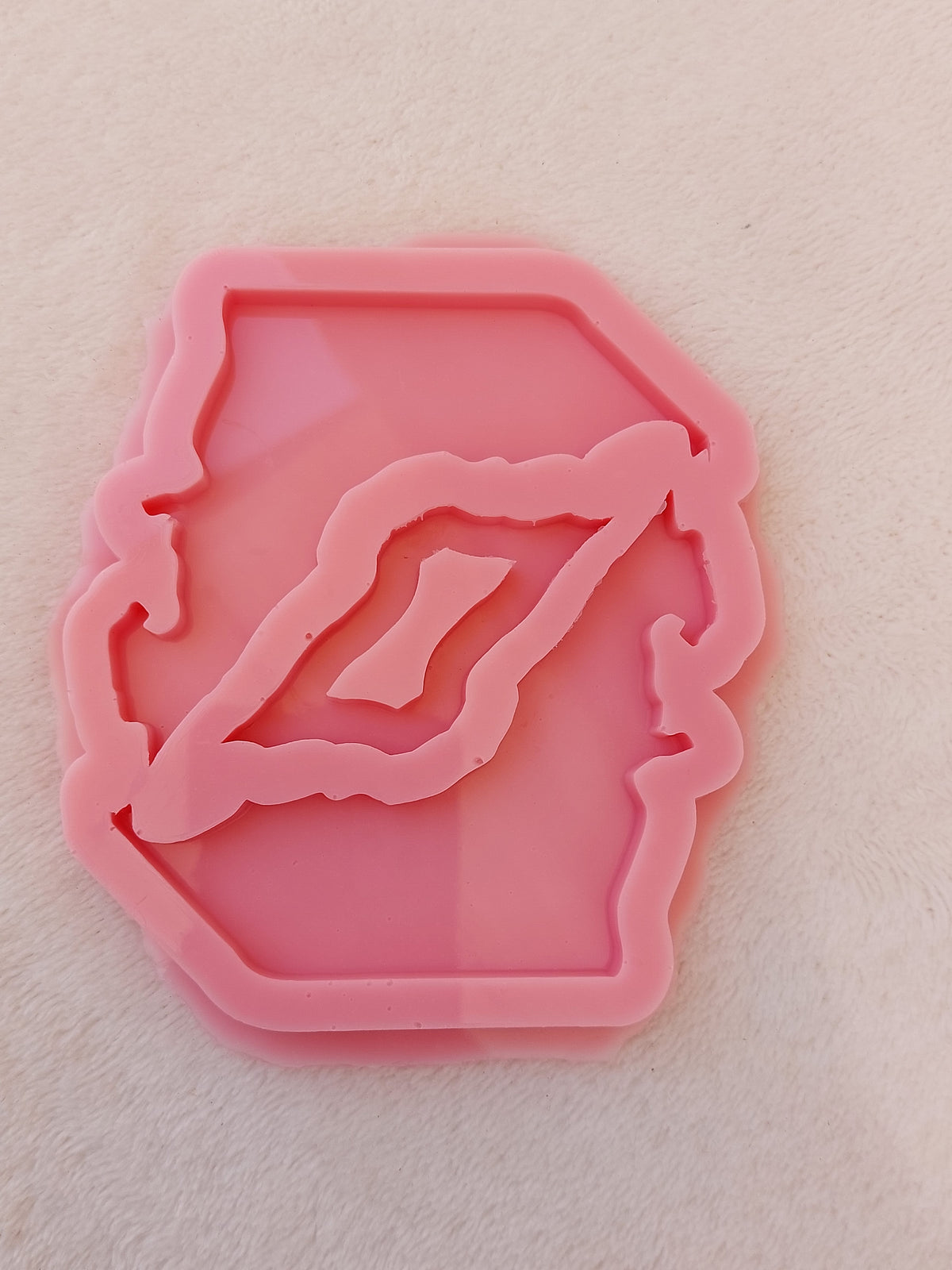 This double-sided silicone mold for the UAE map allows you to cast two pieces at once, saving time and effort. It's ideal for casting resin or crafting with materials like resin, wax, or pottery. Available in two different sizes