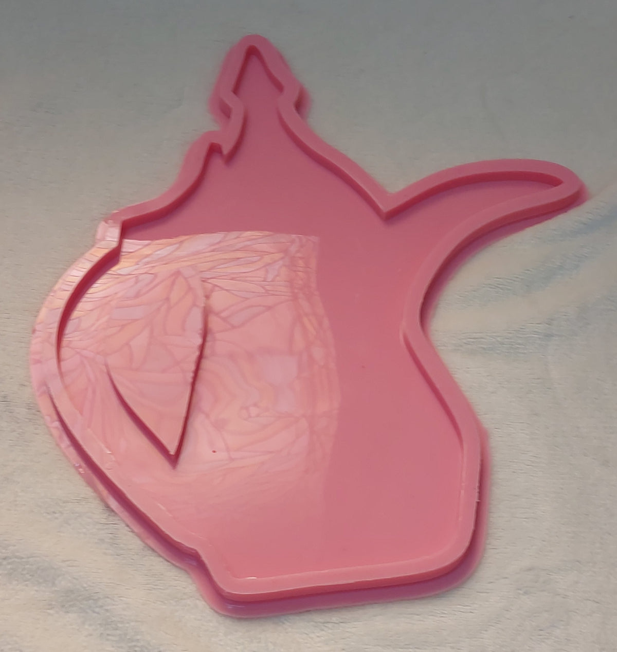A silicone mold in a traditional style, resembling a coffee pot, featuring a deep inner cavity and a raised outer edge for shaping the figure when casting materials such as resin, plaster, or pottery. Dimensions: 40 cm, Depth: 1 cm