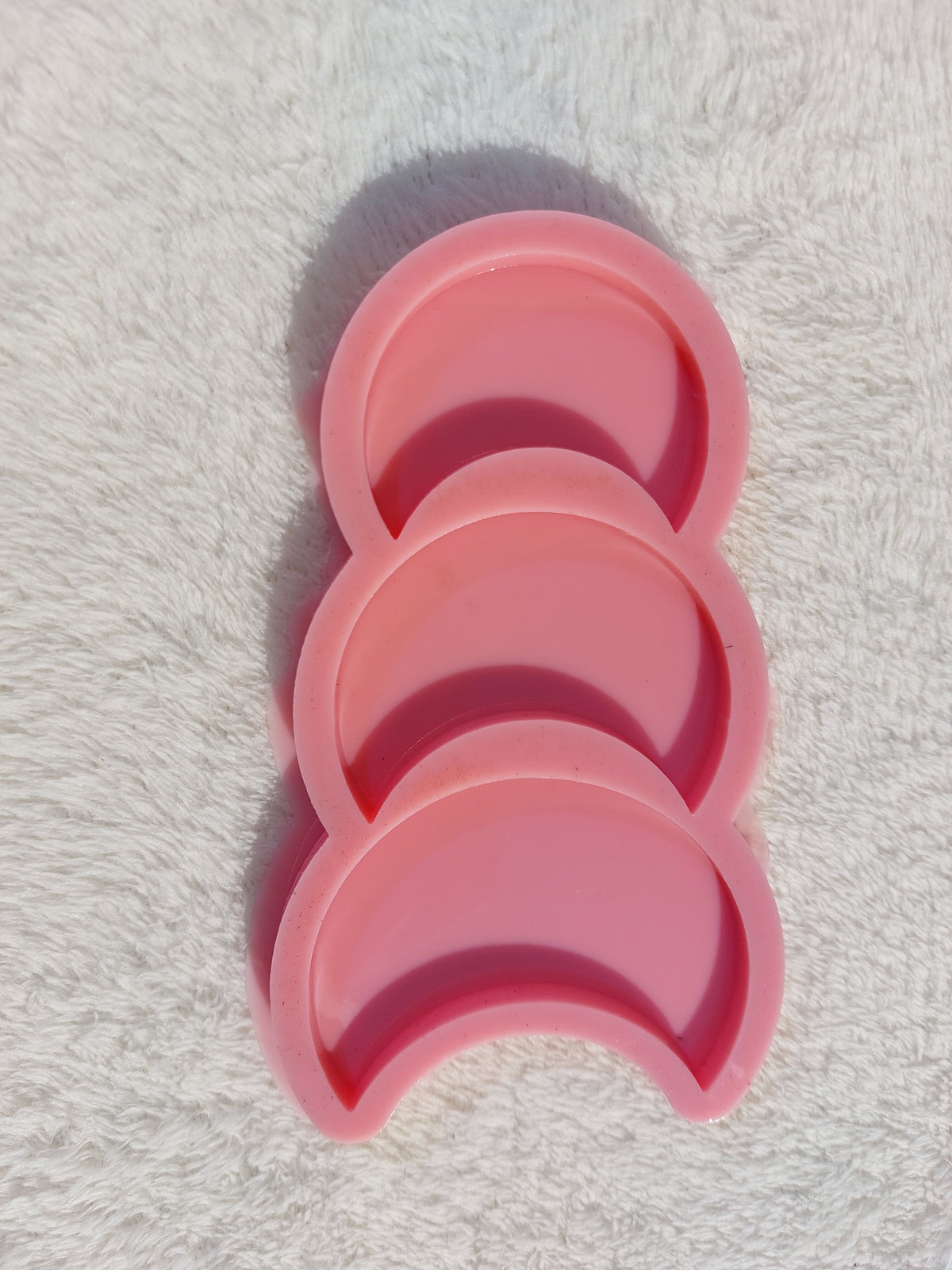 Silicone mold containing a Ramadan crescent moon, available in various sizes, suitable for casting resin, wax, plaster, or pottery