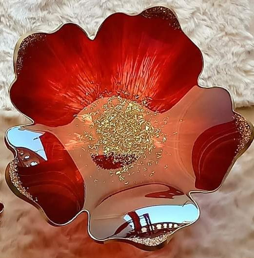 This silicone mold, designed in the shape of a five-petaled flower with regular curved edges, is commonly used to create artistic coasters, small serving trays, or unique home decor pieces.