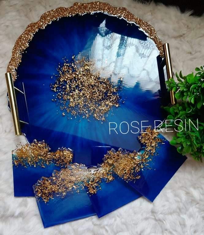 A round mold with an irregular, wavy outer frame, used for casting resin or plaster or pottery to create serving trays or decorative bases. The mold is symmetrical with a diameter of 32 cm and a depth of 1 cm.