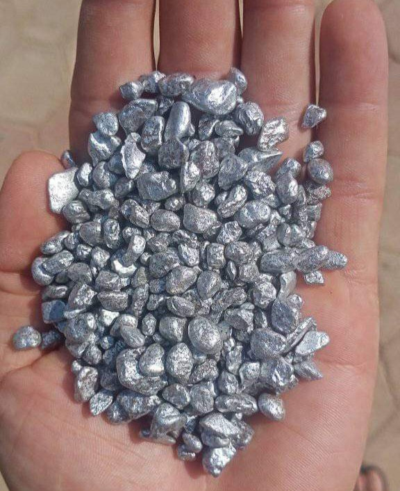 Large stones in gold and silver color are suitable for resin, plaster and candles, suitable for paintings and making tables with resin for the art