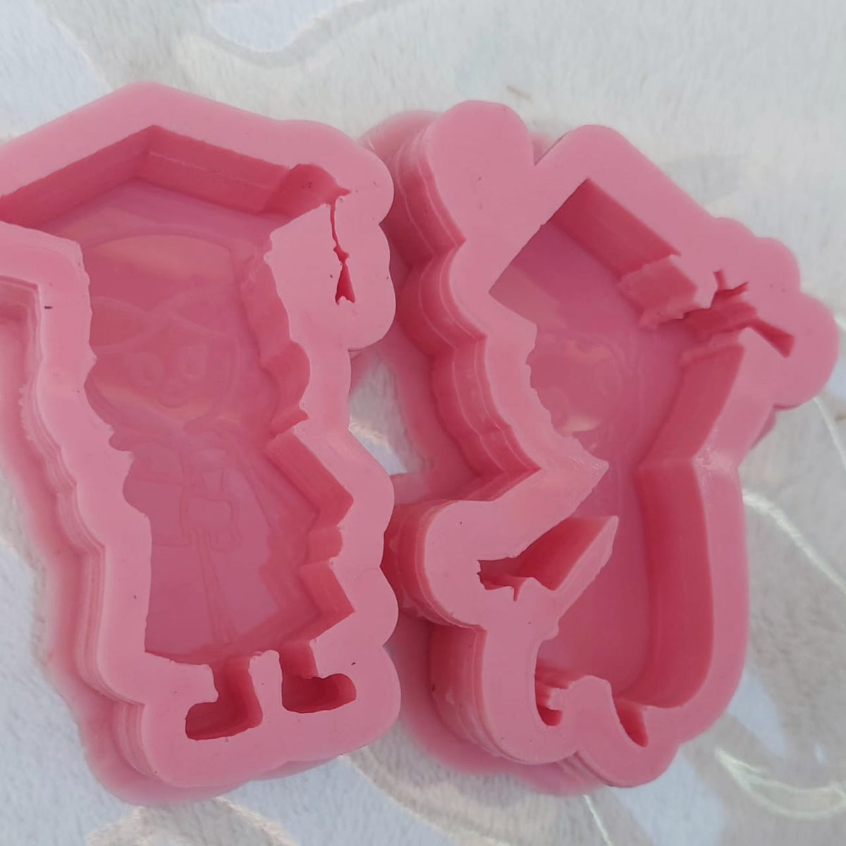 This silicone mold is designed for creating graduation-related art pieces and can be used for casting resin, wax, or ceramics. These molds are ideal for making personalized graduation party favors