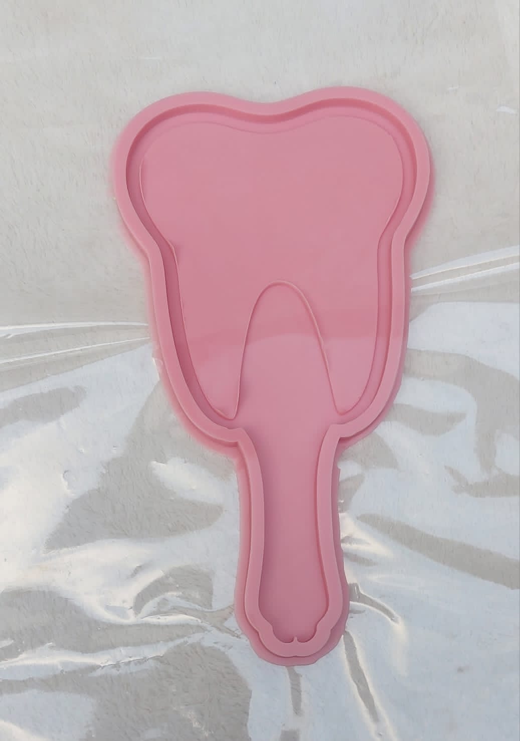 This silicone mold is designed in the shape of a classic hand mirror. Its tooth-shaped design makes it ideal for creating luxurious and personalized gifts or unique decorative pieces for a vanity table