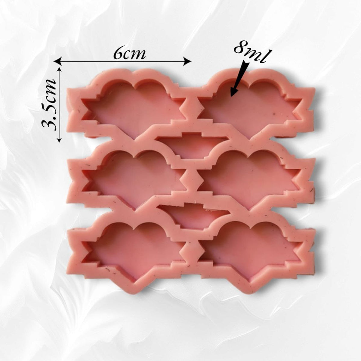 This silicone mold features a heart-shaped design with decorative edges, giving it a unique character that blends romance and geometric patterns. It's ideal for making bookmarks, hair accessories, brooches, or small pendants. Dimensions: 6 x 3.5 cm