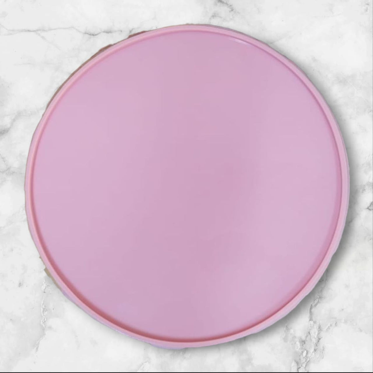 This silicone mold features a perfectly round and regular shape, a basic geometric design that you'll likely find appealing. It can be used for resin, wax, or pottery and is available in various sizes