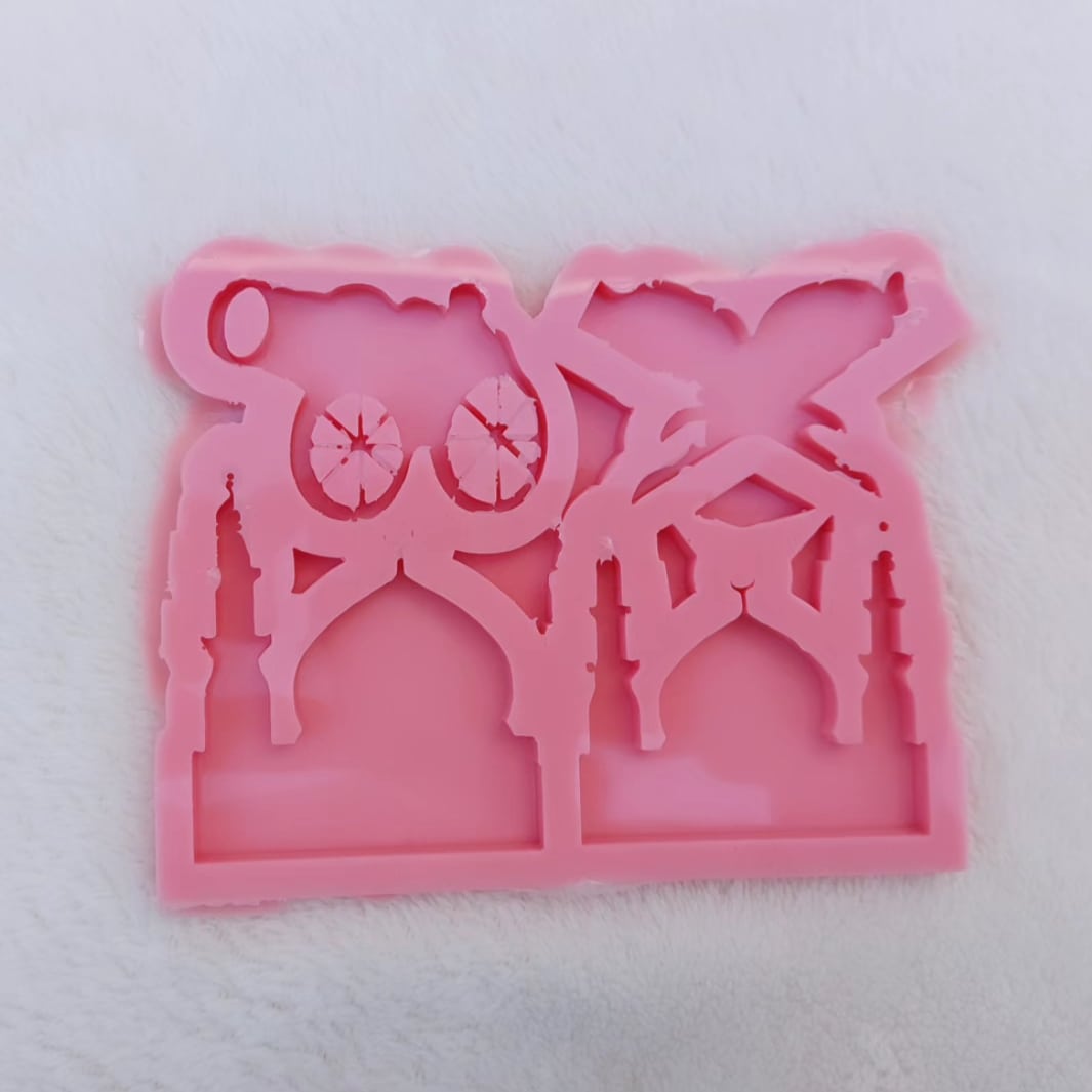 This silicone mold is ideal for resin, plaster, or pottery enthusiasts to create small decorative pieces and souvenirs. It features a design inspired by Islamic Ramadan architecture, depicting a Ramadan cannon, a mosque, and a Quran stand all together.