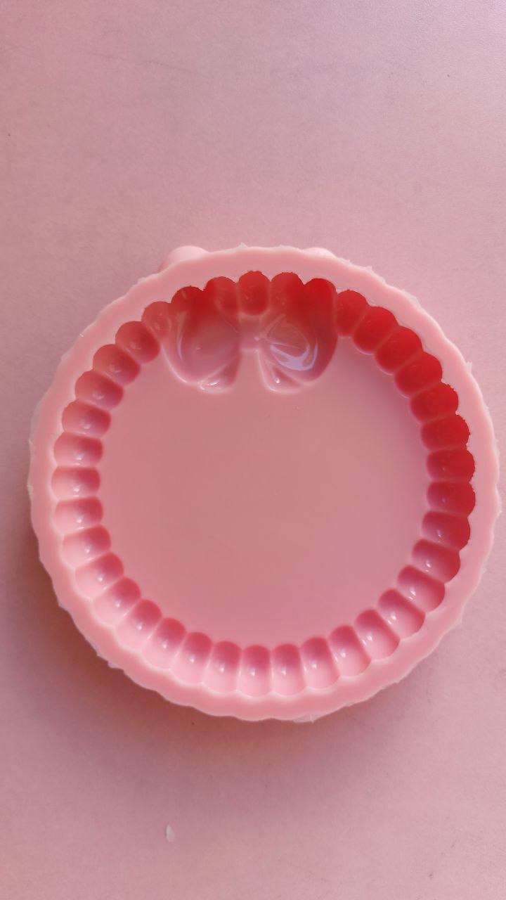 A round mold with a medium diameter, featuring regularly wavy outer edges