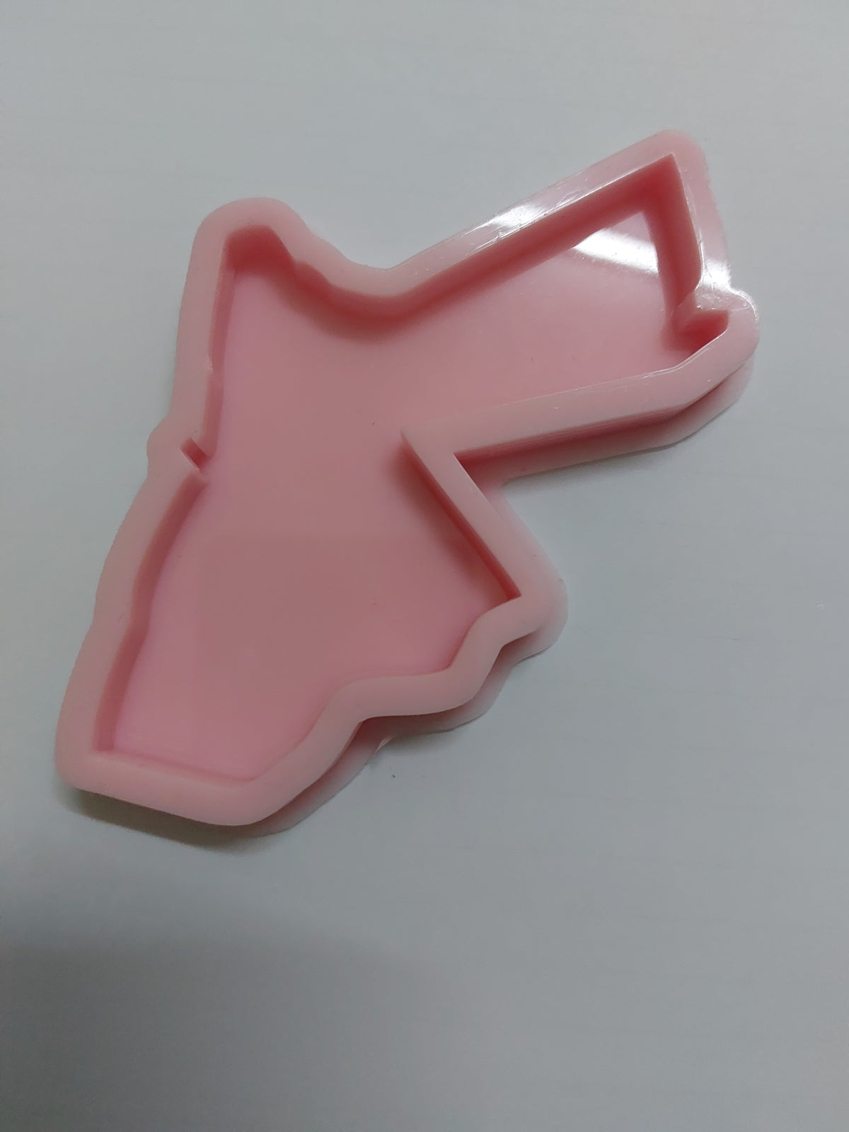 A silicone mold featuring a map of Jordan with its well-known wavy borders, showcasing precise details of the borders and geographical angles. Suitable for casting resin, wax, or ceramic. Size: 7 cm