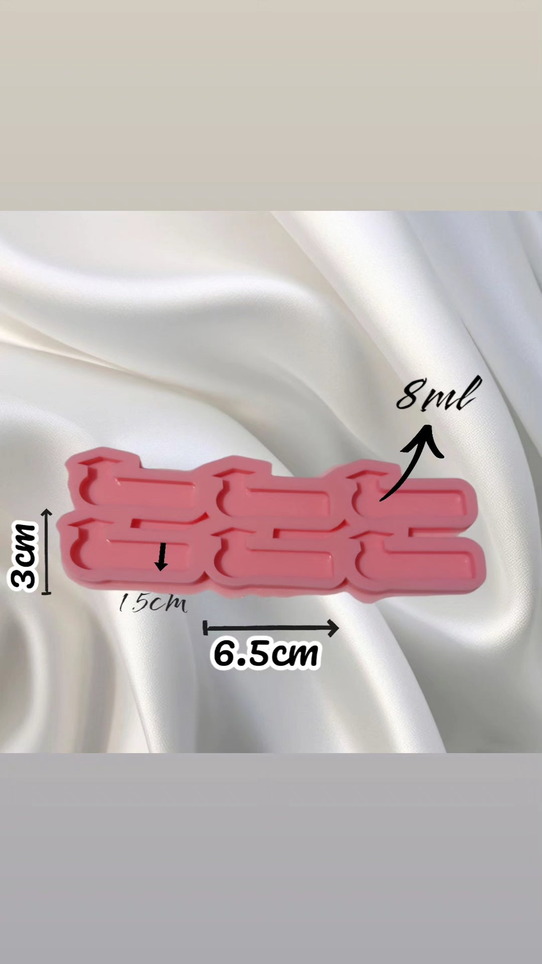 This silicone mold has six cavities. It's used for casting resin, wax, or ceramics. The mold is very practical because it saves time by producing six pieces at once with high precision. It's used in making handmade souvenirs.
