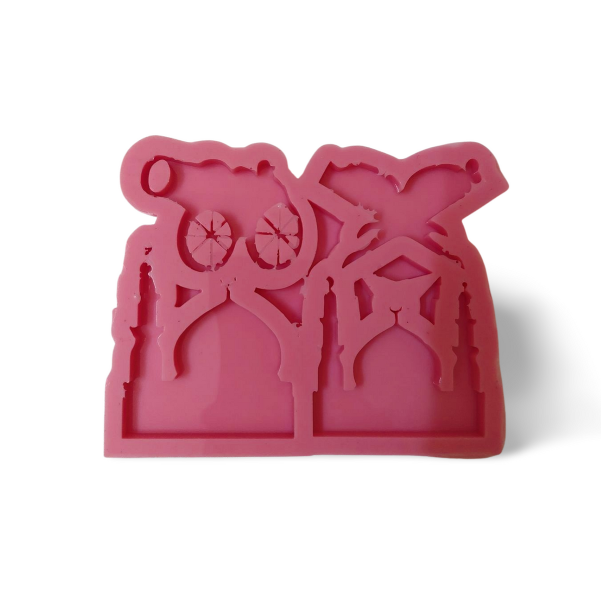 This silicone mold is ideal for resin, plaster, or pottery enthusiasts to create small decorative pieces and souvenirs. It features a design inspired by Islamic Ramadan architecture, depicting a Ramadan cannon, a mosque, and a Quran stand all together.