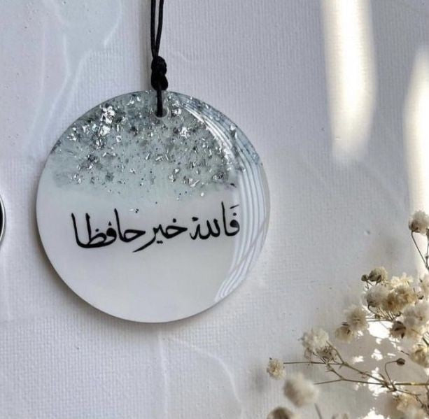 تم تصميم قالب السيليكون هذا خصيصًا لمشاريع الحرف اليدوية مثل صب الراتنج أو الشمع أو الفخار. يتكون القالب من ثلاث تجاويف دائرية متصلة، يبلغ قطر كل منها 9 سم وعمقها 8 مم.
