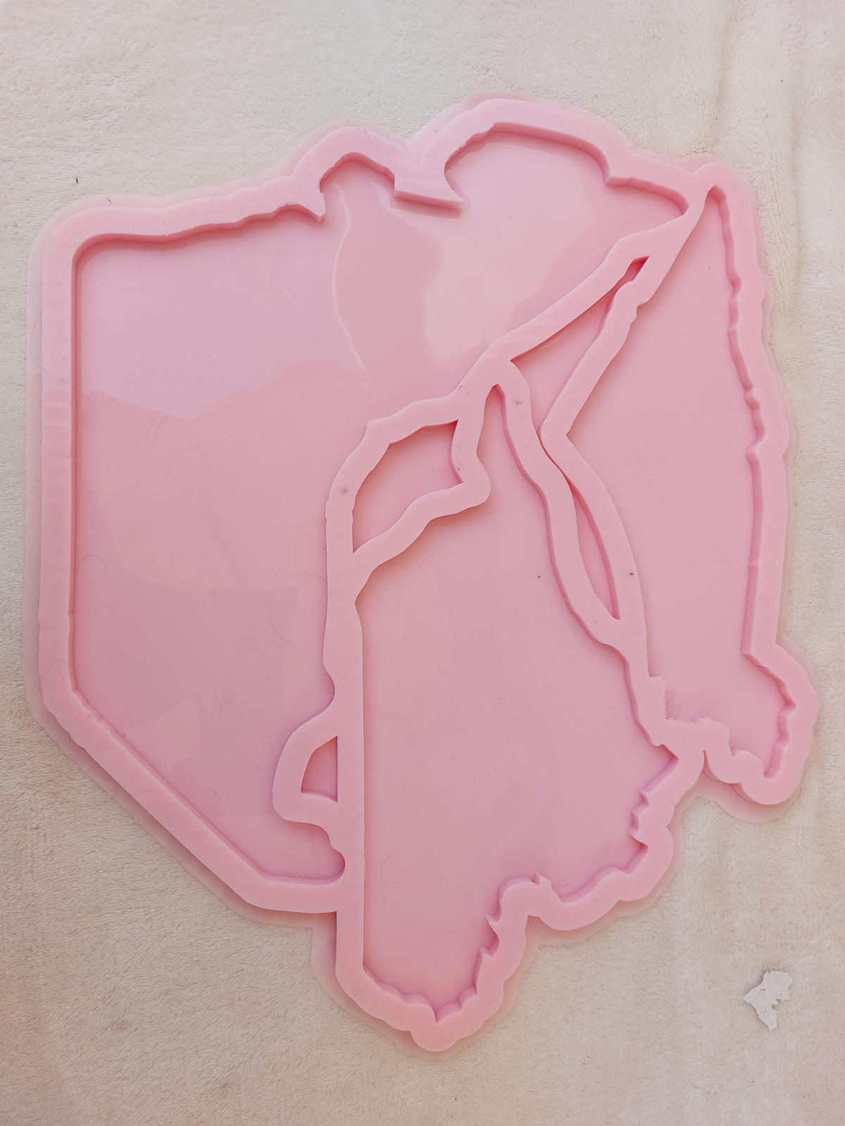 This mold is very special because it combines several countries in one design, and it is ideal for artworks that symbolize unity or Arab identity connected to each other, producing a single cohesive piece of art when cast.
