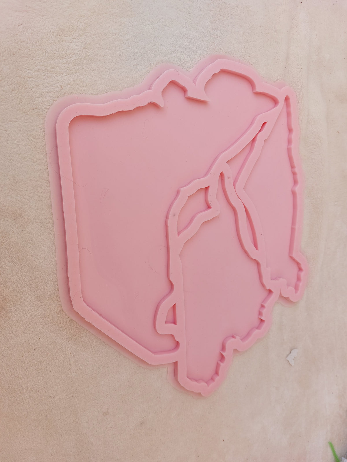 This mold is very special because it combines several countries in one design, and it is ideal for artworks that symbolize unity or Arab identity connected to each other, producing a single cohesive piece of art when cast.