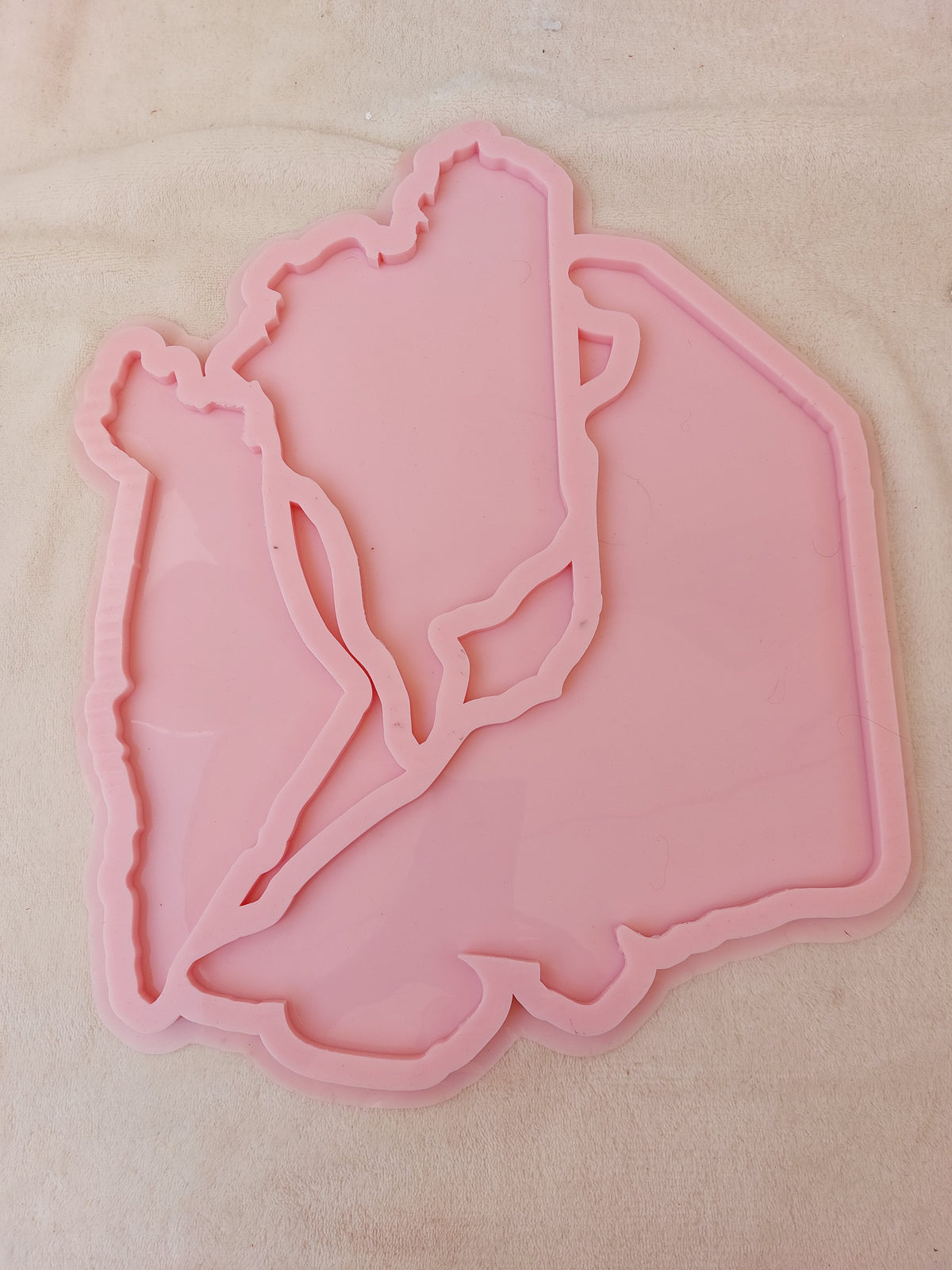 This mold is very special because it combines several countries in one design, and it is ideal for artworks that symbolize unity or Arab identity connected to each other, producing a single cohesive piece of art when cast.