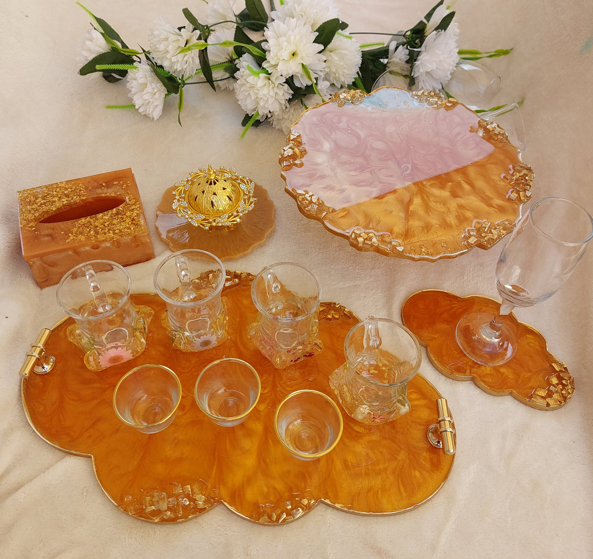 A silicone mold shaped like a cute cloud with interconnected circular curves. It features a wide, flat inner cavity surrounded by a raised, protruding frame to define the cloud shape when poured. Dimensions: 42cm x 25cm, Height: 8ml