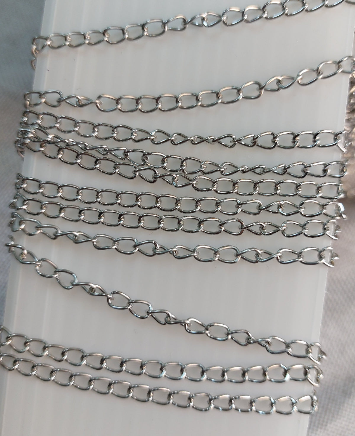 An extended metal chain used as a basic accessory in handicrafts, jewelry making, and decorating items such as resin medals and bags