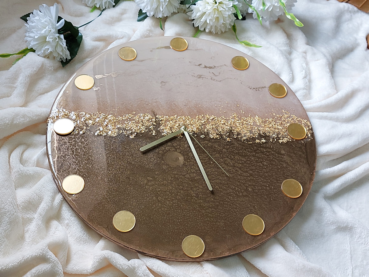 Hour numbers in the form of large and small circles combined together in the same clock, made of mirrored acrylic in shiny gold or silver color