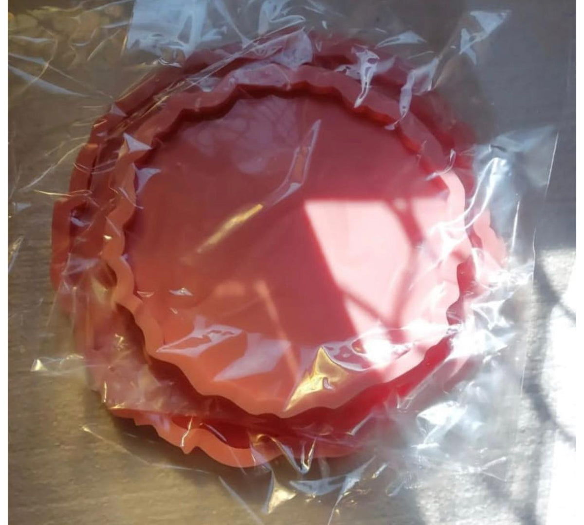 Silicone molds feature a round design with regularly wavy or serrated edges. They are designed with a flat inner cavity surrounded by a raised rim to ensure accurate wavy edges during casting. Available in 22cm and 28cm sizes