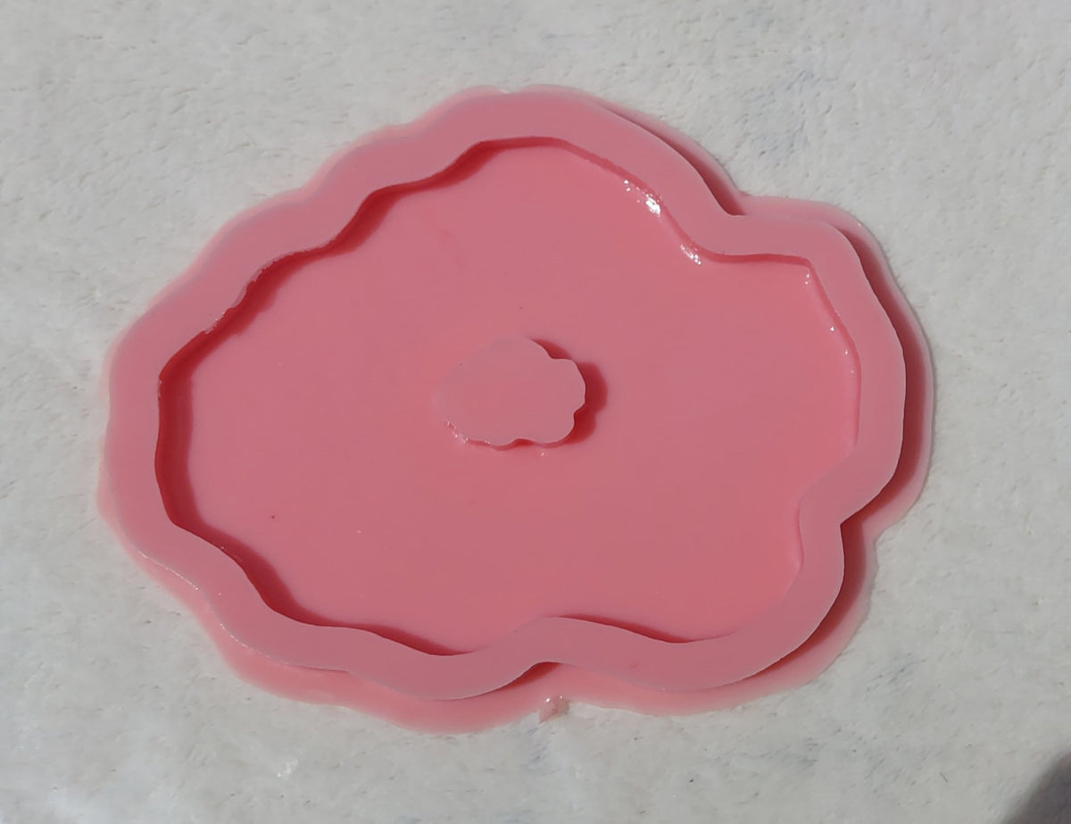 This organically designed, irregularly shaped silicone mold, resembling a cloud, features smooth, wavy edges that give the finished piece a natural and artistic look. It can be used to make small jewelry or accessory dishes, candle holders, or coasters