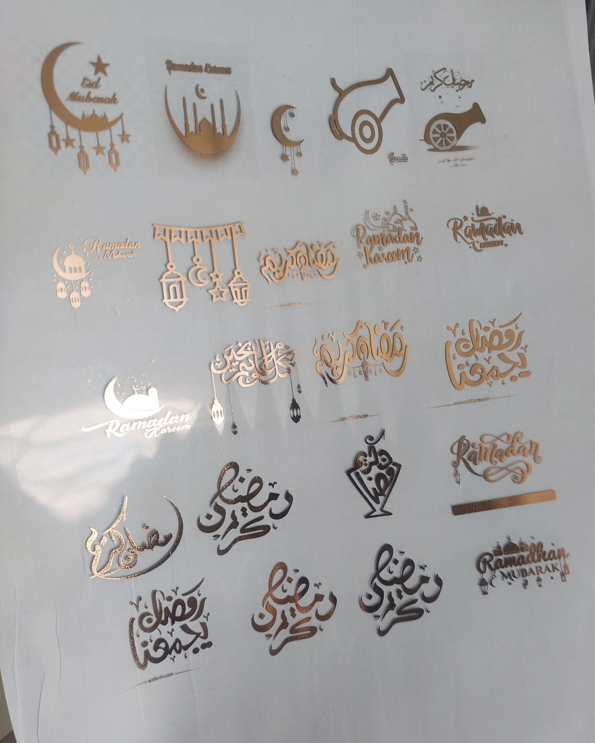 اطبع تصاميم رمضانية على ورق شفاف أو ملصقات، مع مجموعة متنوعة من الخطوط والعبارات الإسلامية
