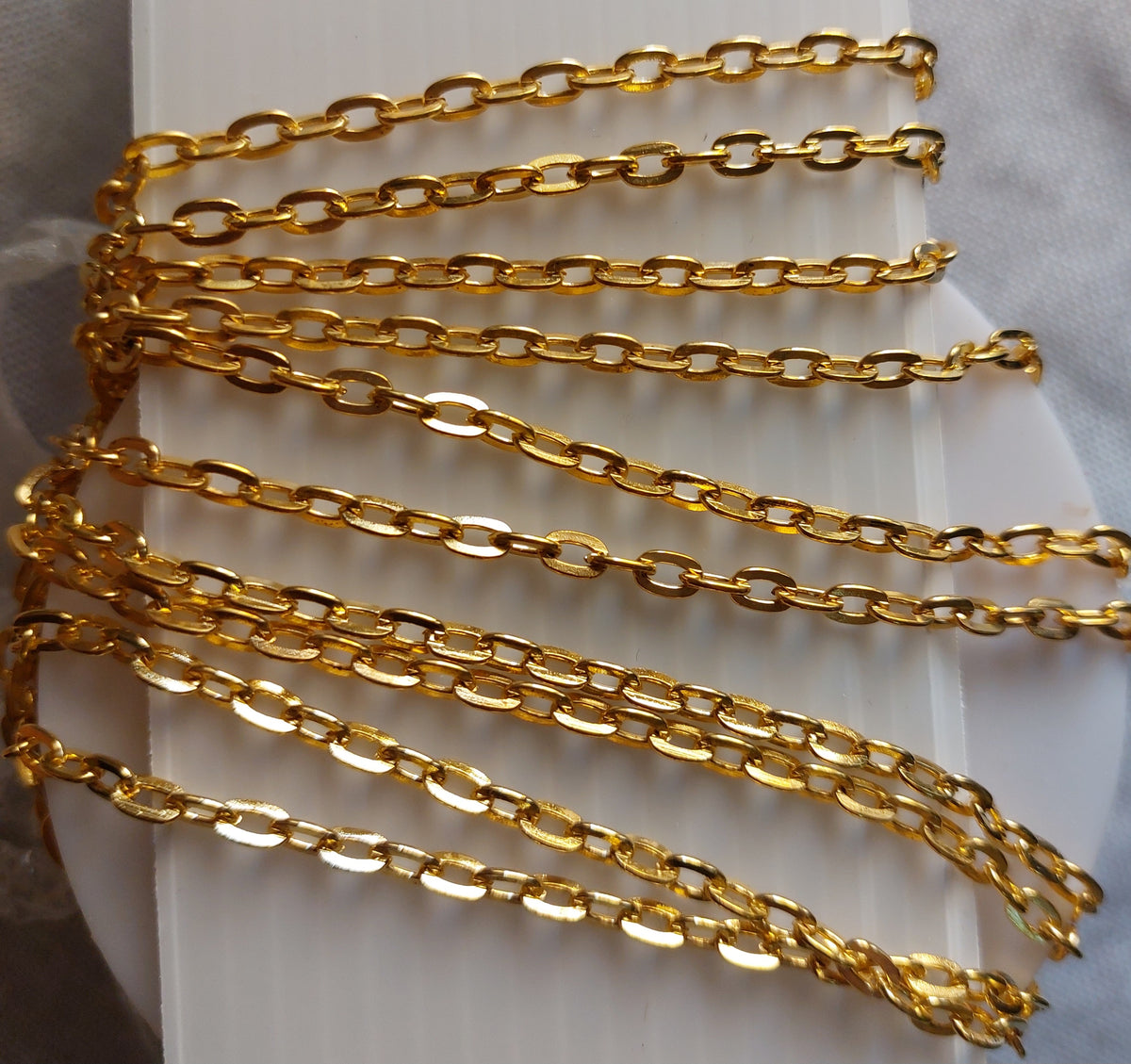 An extended metal chain used as a basic accessory in handicrafts, jewelry making, and decorating items such as resin medals and bags