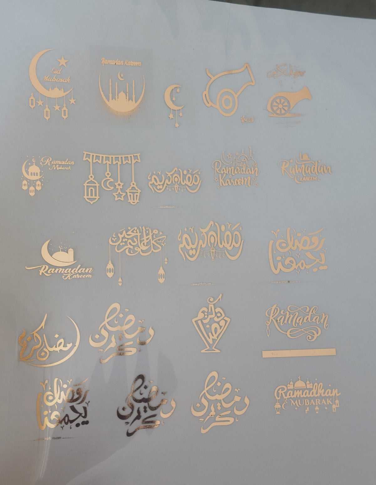 اطبع تصاميم رمضانية على ورق شفاف أو ملصقات، مع مجموعة متنوعة من الخطوط والعبارات الإسلامية