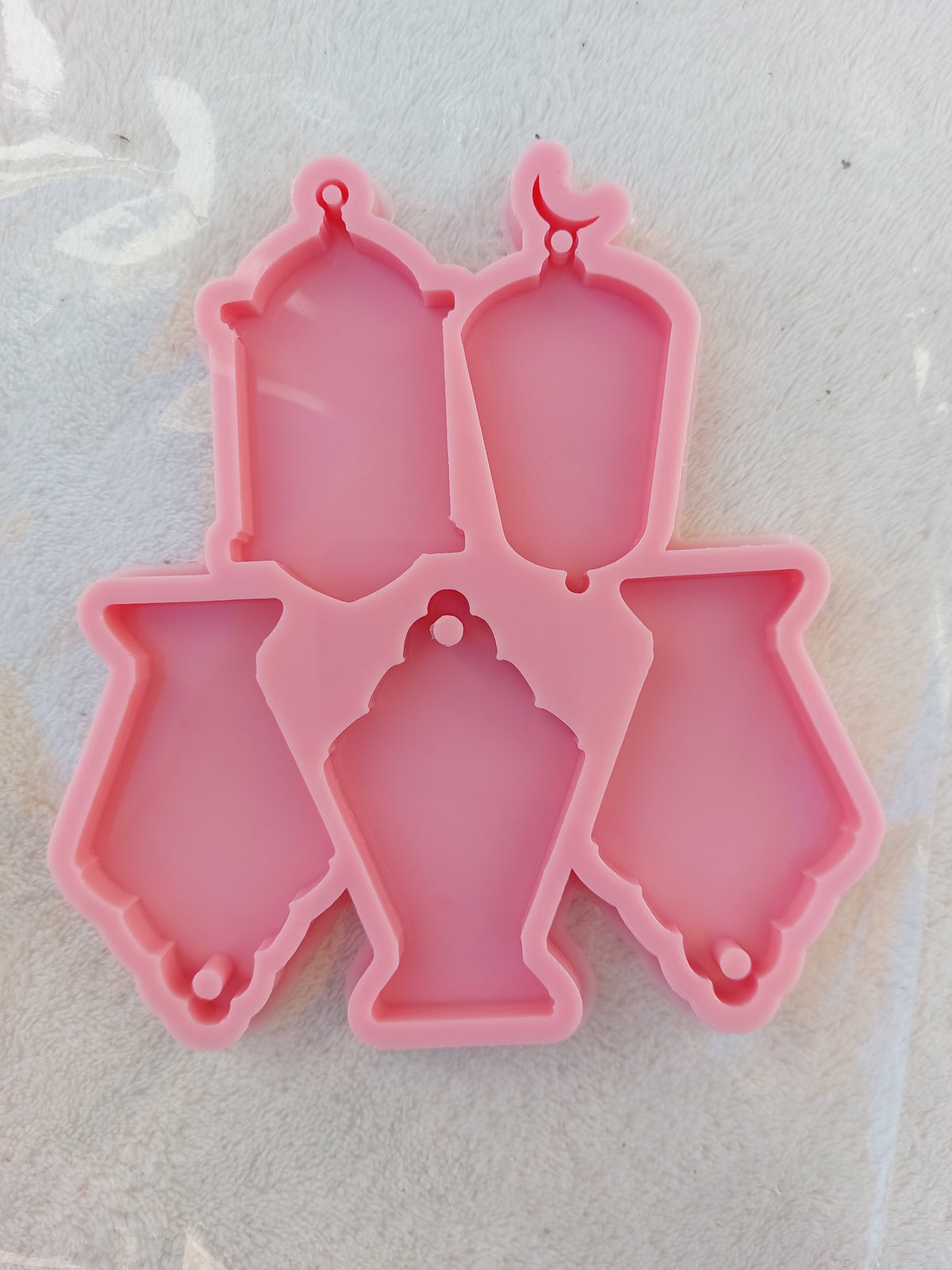 This silicone mold has 5 main cavities in the shape of a Ramadan lantern. It can be used for various projects: decorative items, simple gifts, or party favors. It can also be used for casting resin, wax, or pottery size 4*6 cm