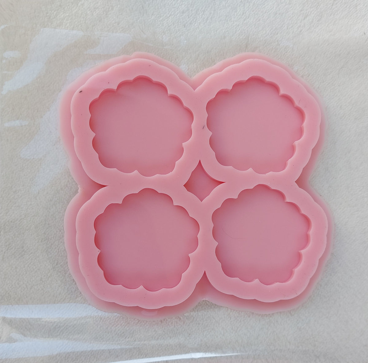 This silicone mold is specially designed for craft projects such as resin, wax, or pottery casting. The mold consists of four interconnected cavities, resembling flower petals, and is available in 2 different sizes.
