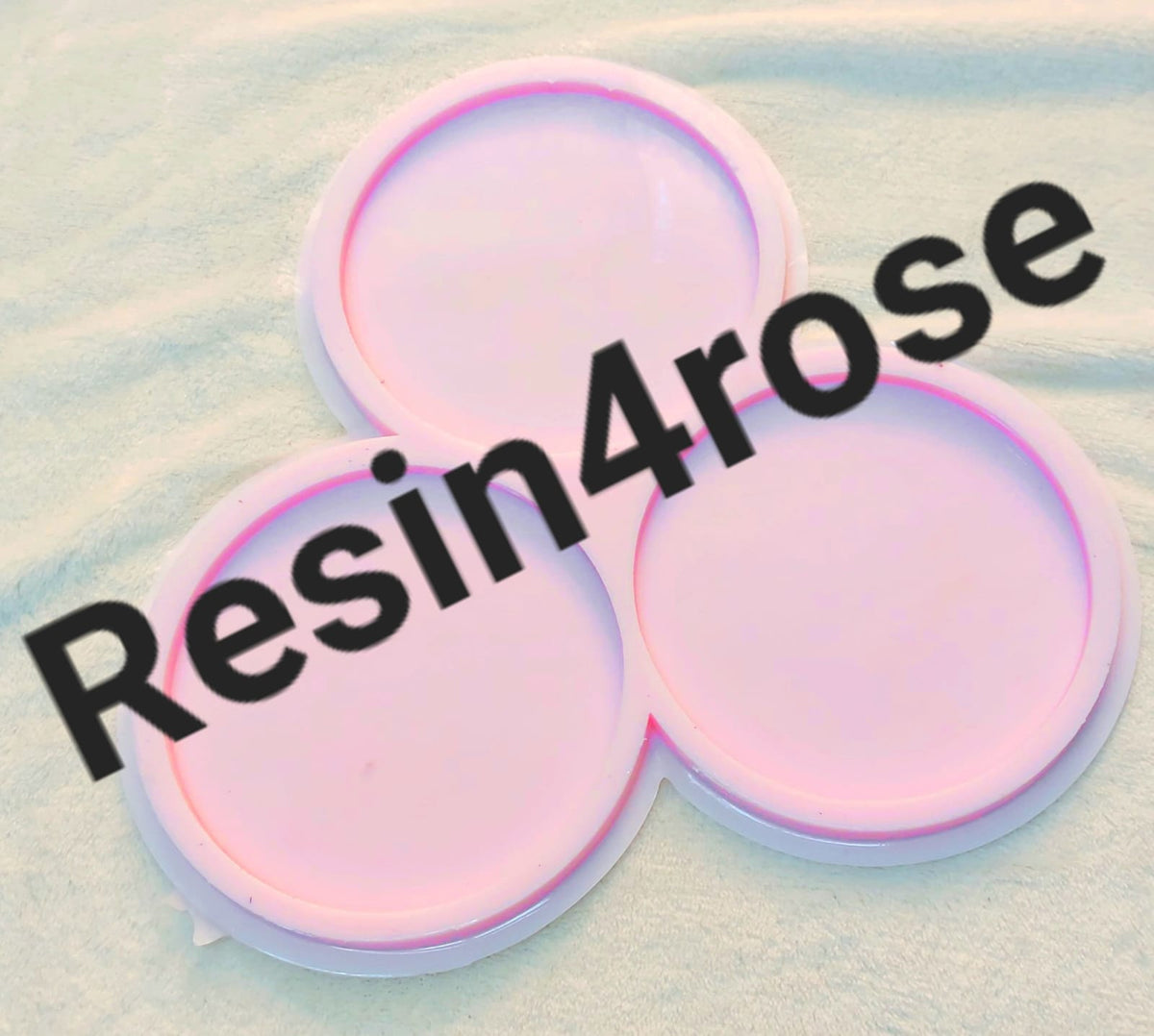 This silicone mold is specially designed for crafting projects such as casting resin, wax, or pottery. The mold consists of three interconnected circular cavities, each with a diameter of 9 cm and a depth of 8 mm.
