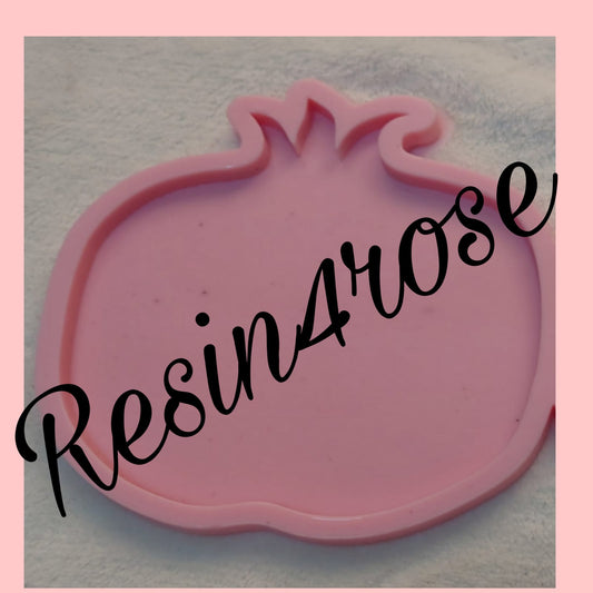 A pomegranate-shaped silicone mold designed for casting materials such as resin, wax, or plaster to create coasters or decorative pieces. Dimensions: 32 x 35 cm
