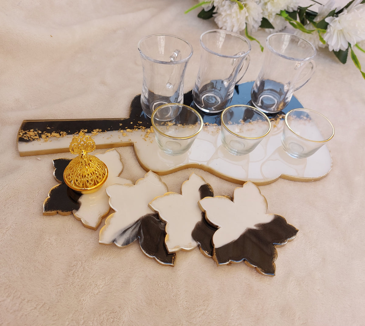 A silicone mold used for resin, wax, or pottery, designed in the shape of a guitar, has a prominent outer edge and an inner cavity, emphasizing its nature as a casting mold The mold is 40 cm long and 8 mm deep.