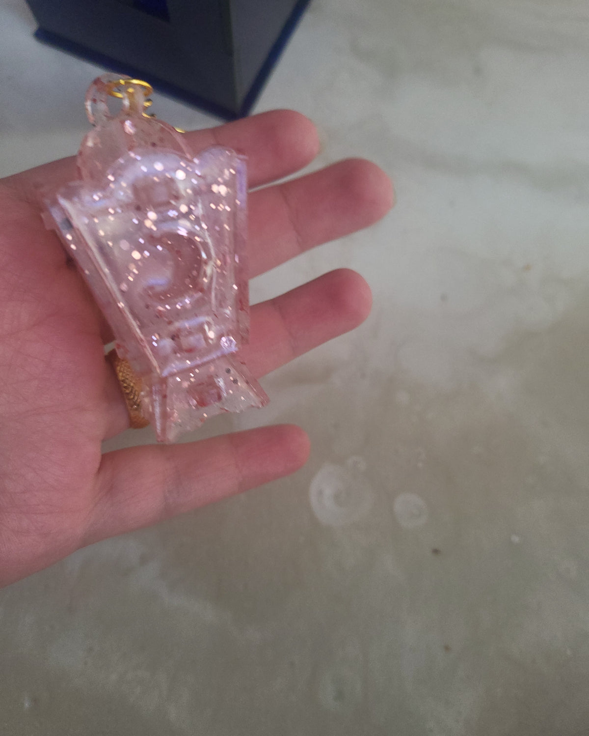This Ramadan lantern-shaped silicone mold, designed in a geometric style using interlocking pieces, is ideal as a modern Ramadan decoration, as it can accommodate small LED lights Available in two different sizes