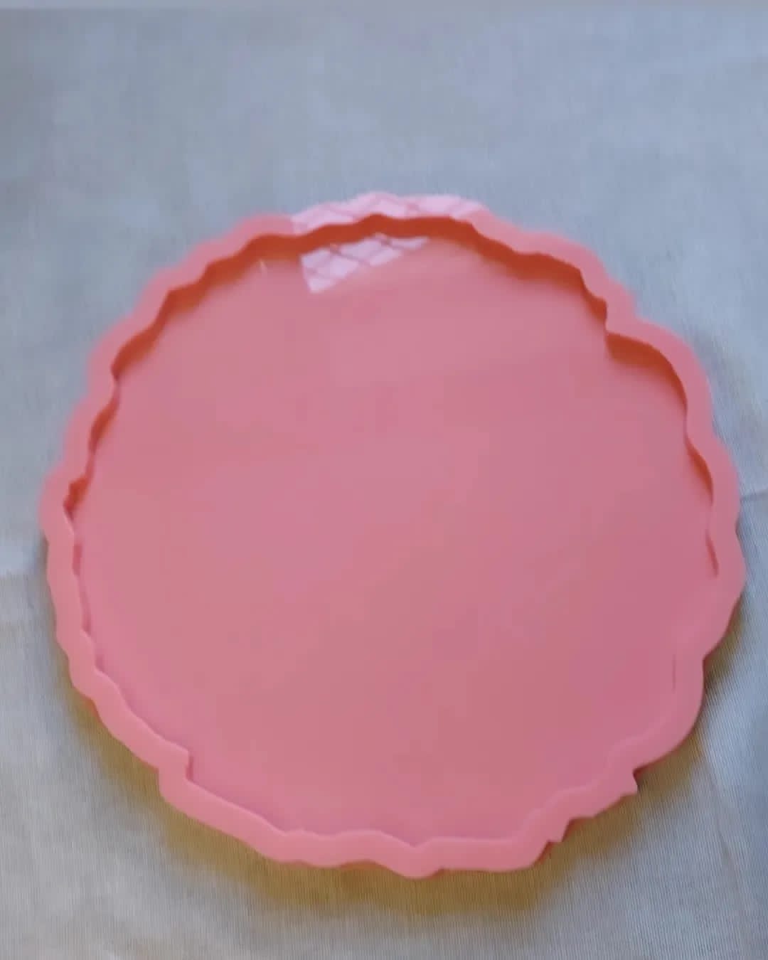 A round mold with an irregular, wavy outer frame, used for casting resin or plaster or pottery to create serving trays or decorative bases. The mold is symmetrical with a diameter of 32 cm and a depth of 1 cm.