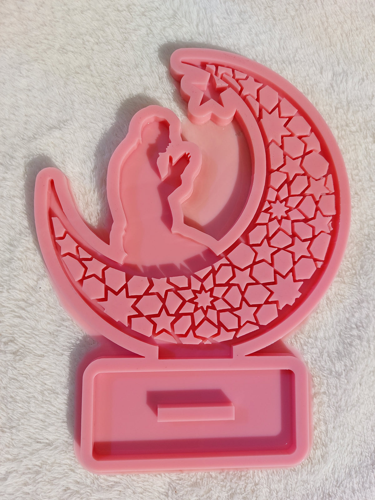 This silicone mold featuring a Ramadan crescent is suitable for casting resin, wax, plaster, or ceramics. Its intricate geometric patterns and integrated design make it a unique addition to any space size 15 cm