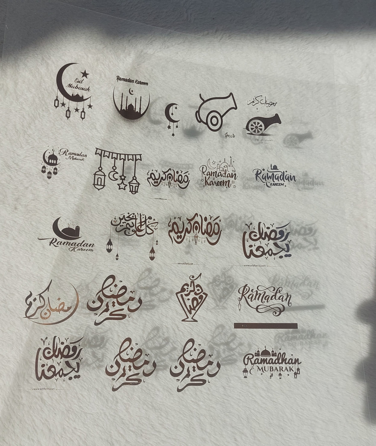 اطبع تصاميم رمضانية على ورق شفاف أو ملصقات، مع مجموعة متنوعة من الخطوط والعبارات الإسلامية
