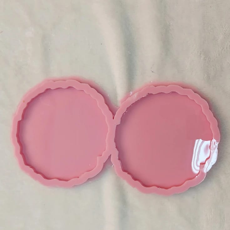 This silicone mold is specially designed for craft projects such as resin, wax, or pottery casting. The mold has two cavities, each measuring 11.5 x 11.5 cm and 8 mm deep.