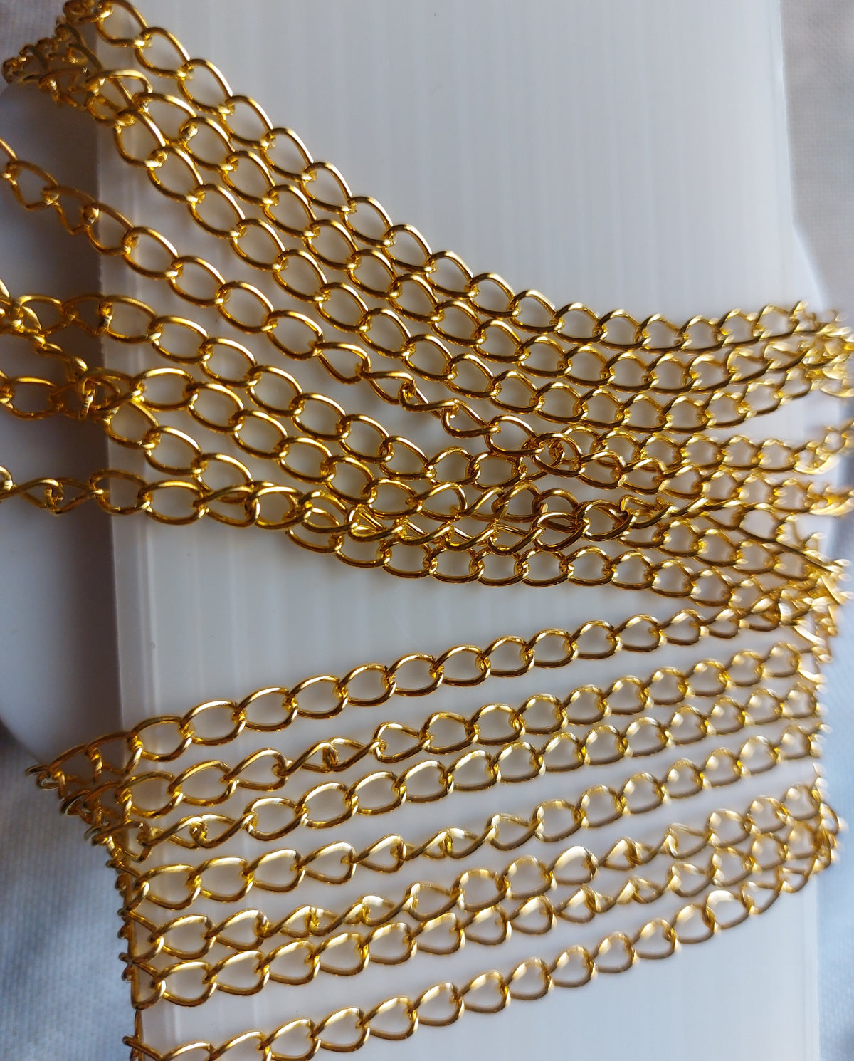 An extended metal chain used as a basic accessory in handicrafts, jewelry making, and decorating items such as resin medals and bags