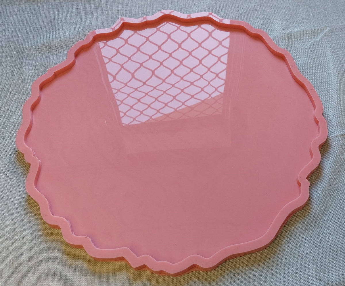 A round mold featuring decorative, wavy edges resembling a flower or natural stone slices, typically used for casting resin to create large serving trays or decorative bases. Overall diameter: 43 cm. Depth: 1 cm.