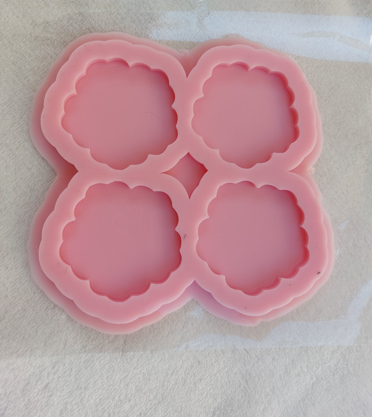 This silicone mold is specially designed for craft projects such as resin, wax, or pottery casting. The mold consists of four interconnected cavities, resembling flower petals, and is available in 2 different sizes.