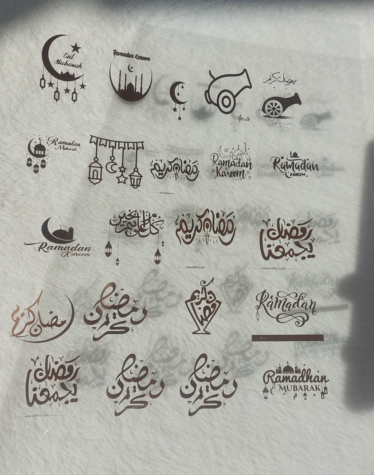اطبع تصاميم رمضانية على ورق شفاف أو ملصقات، مع مجموعة متنوعة من الخطوط والعبارات الإسلامية