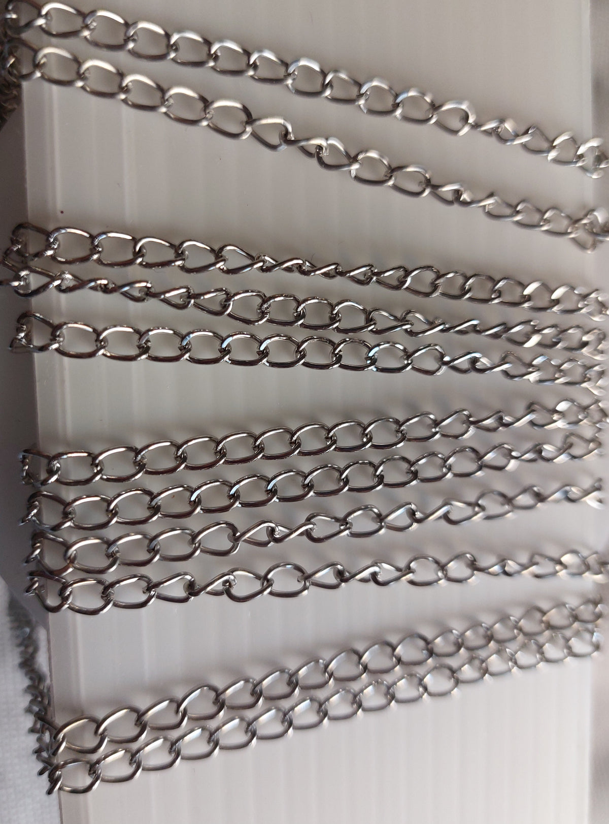 An extended metal chain used as a basic accessory in handicrafts, jewelry making, and decorating items such as resin medals and bags
