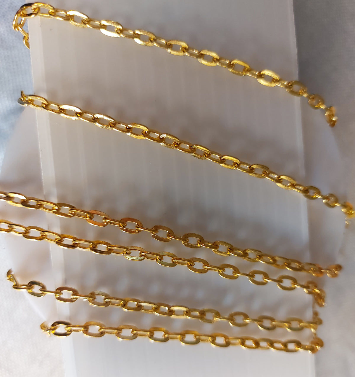 An extended metal chain used as a basic accessory in handicrafts, jewelry making, and decorating items such as resin medals and bags