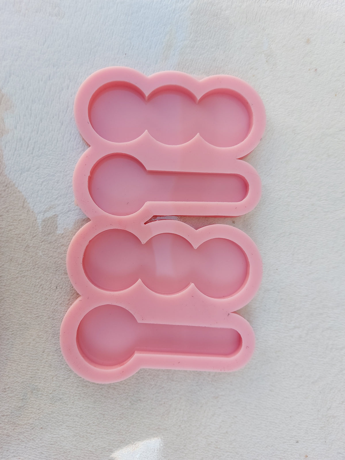 This silicone mold has four main cavities arranged vertically. It can be used for various projects: making small spoons, decorative items, simple gifts, or party favors.