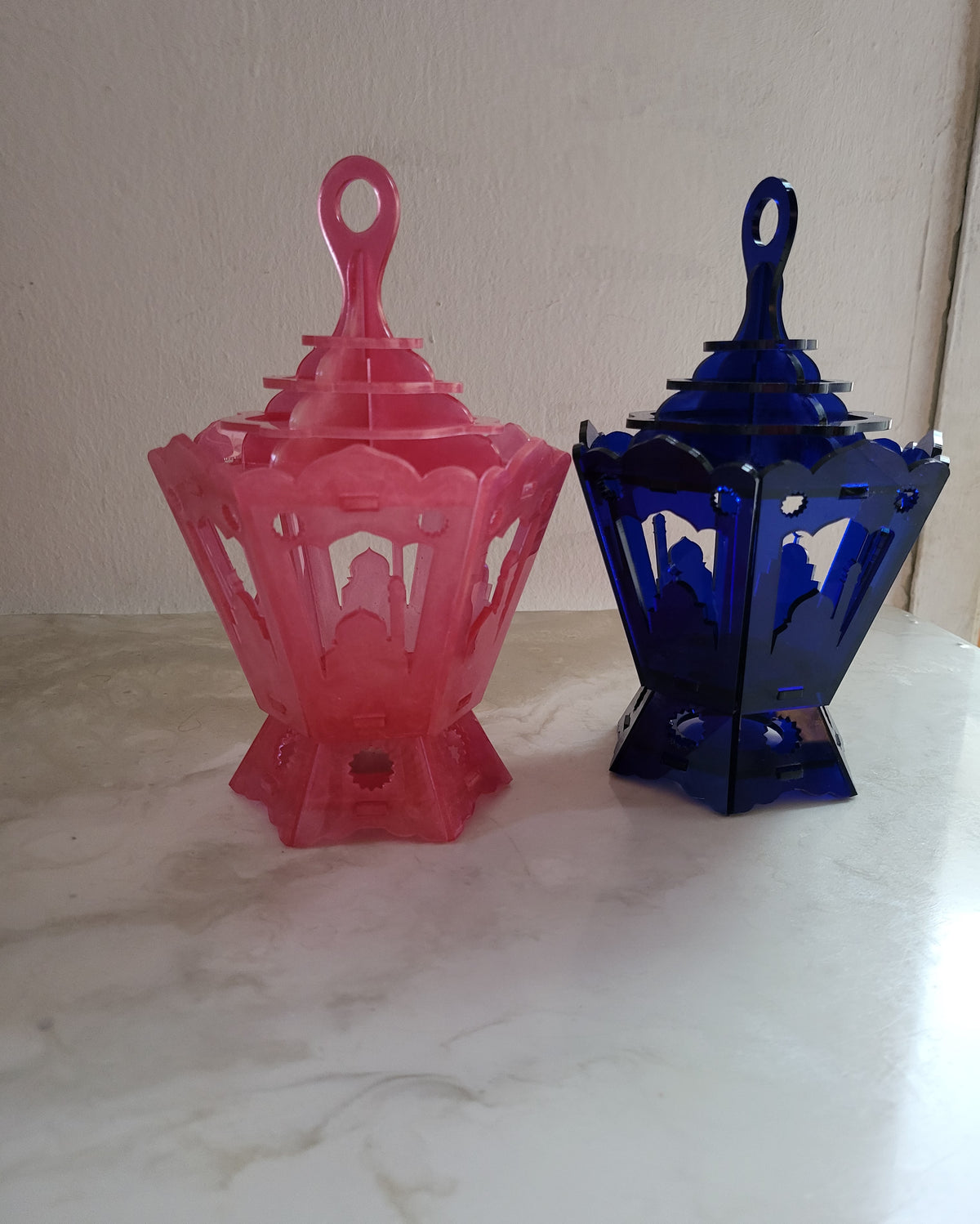 This Ramadan lantern-shaped silicone mold, designed in a geometric style using interlocking pieces, is ideal as a modern Ramadan decoration, as it can accommodate small LED lights