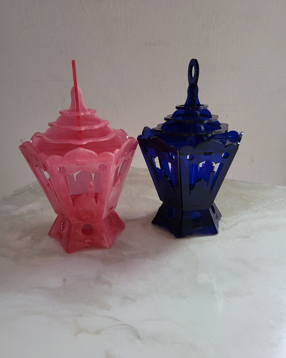 This Ramadan lantern-shaped silicone mold, designed in a geometric style using interlocking pieces, is ideal as a modern Ramadan decoration, as it can accommodate small LED lights