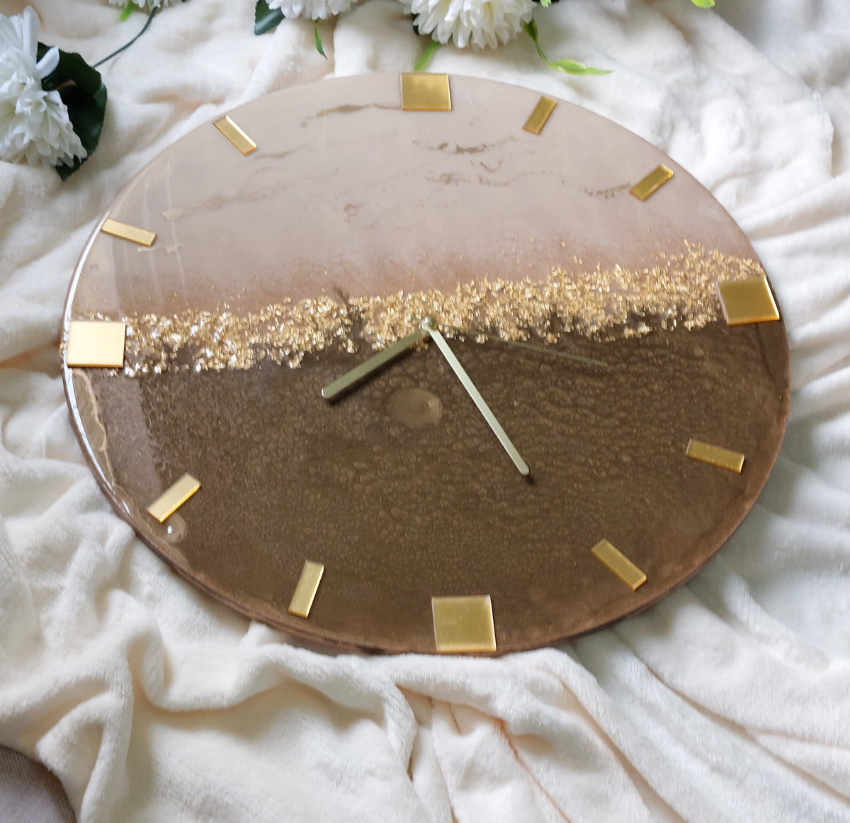 Clock numbers in the form of rectangular lines with circles, stars or squares give it a simple and elegant character that makes it easy to read the time in a modern style